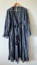 Load image into Gallery viewer, Magnolia Pearl Piano Kimono
