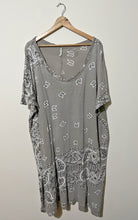 Load image into Gallery viewer, Magnolia Pearl Silas Paisley Beau Dress
